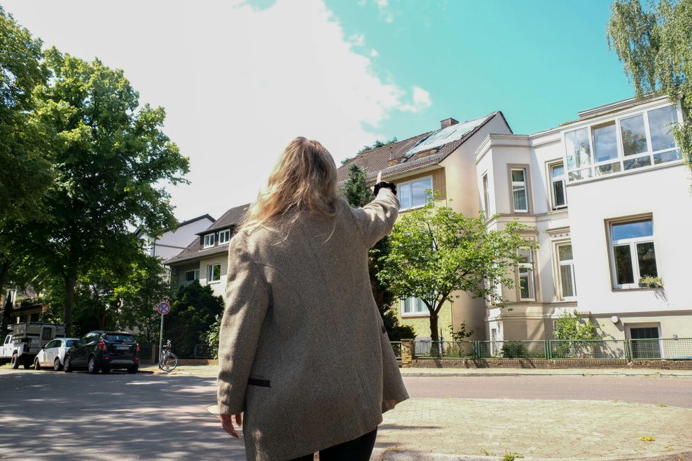 Lea K. zeigt auf das lädierte Dachgeschoss. Sie wohnt momentan bei einer Freundin.