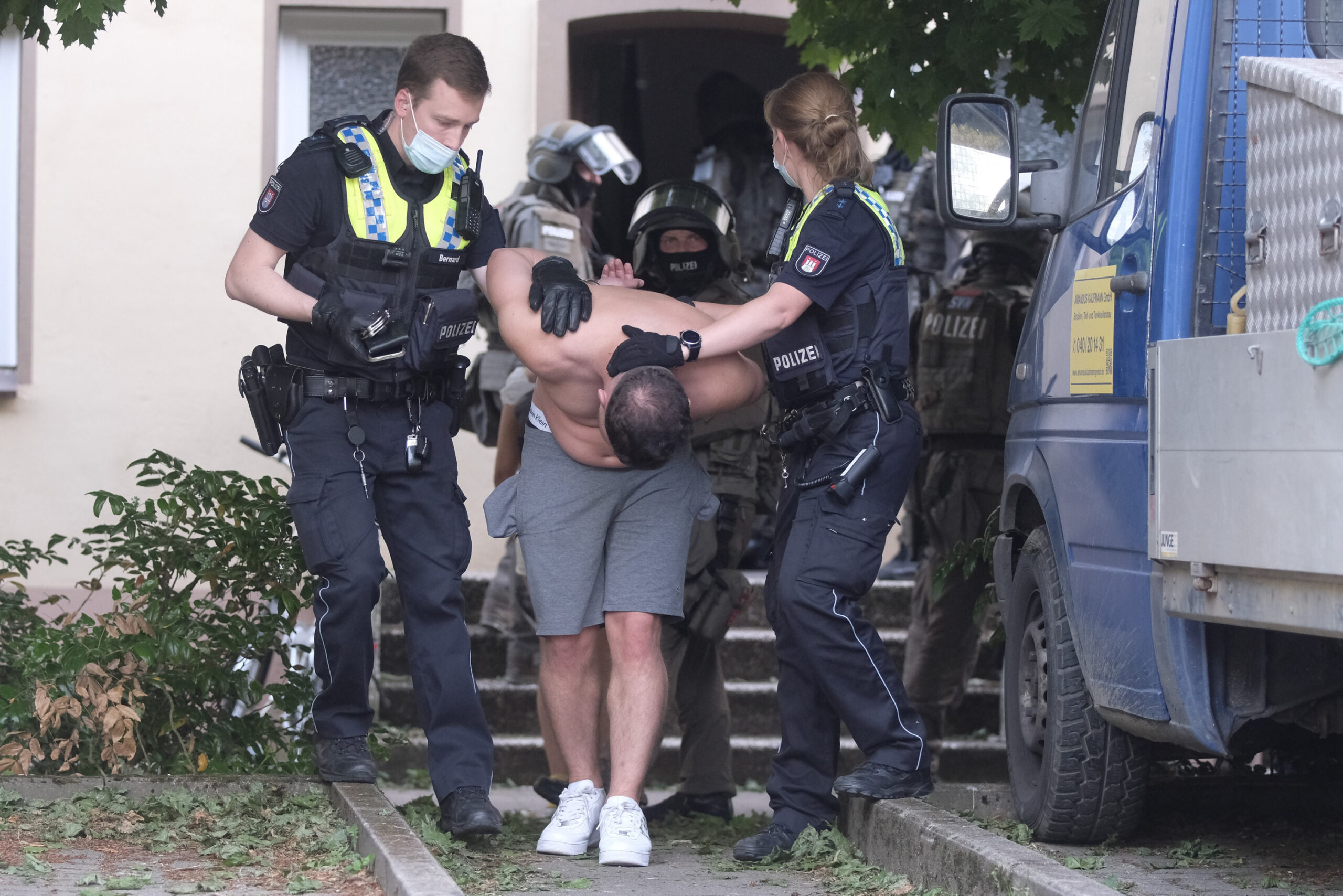 Polizeikräfte nehmen in Hamburg einen mutmaßlichen Dealer fest
