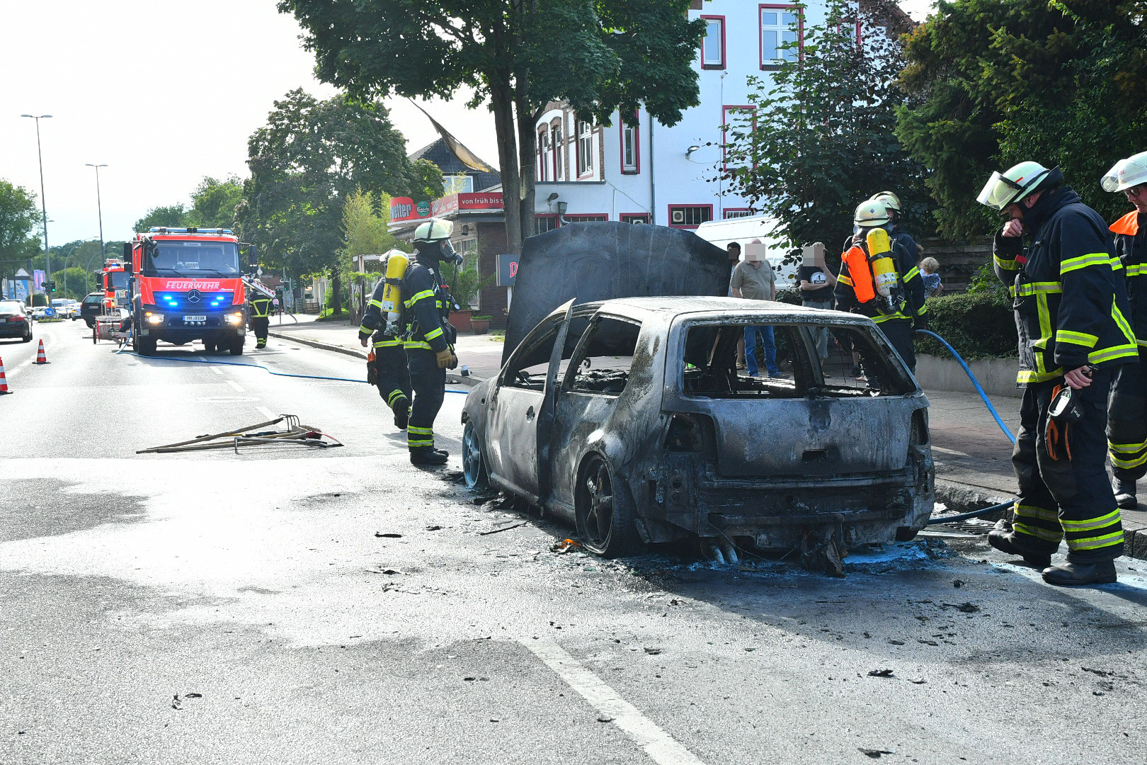 Feuerwehrleute löschten den brennenden VW Golf.