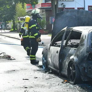 Feuerwehrleute löschten den brennenden VW Golf.