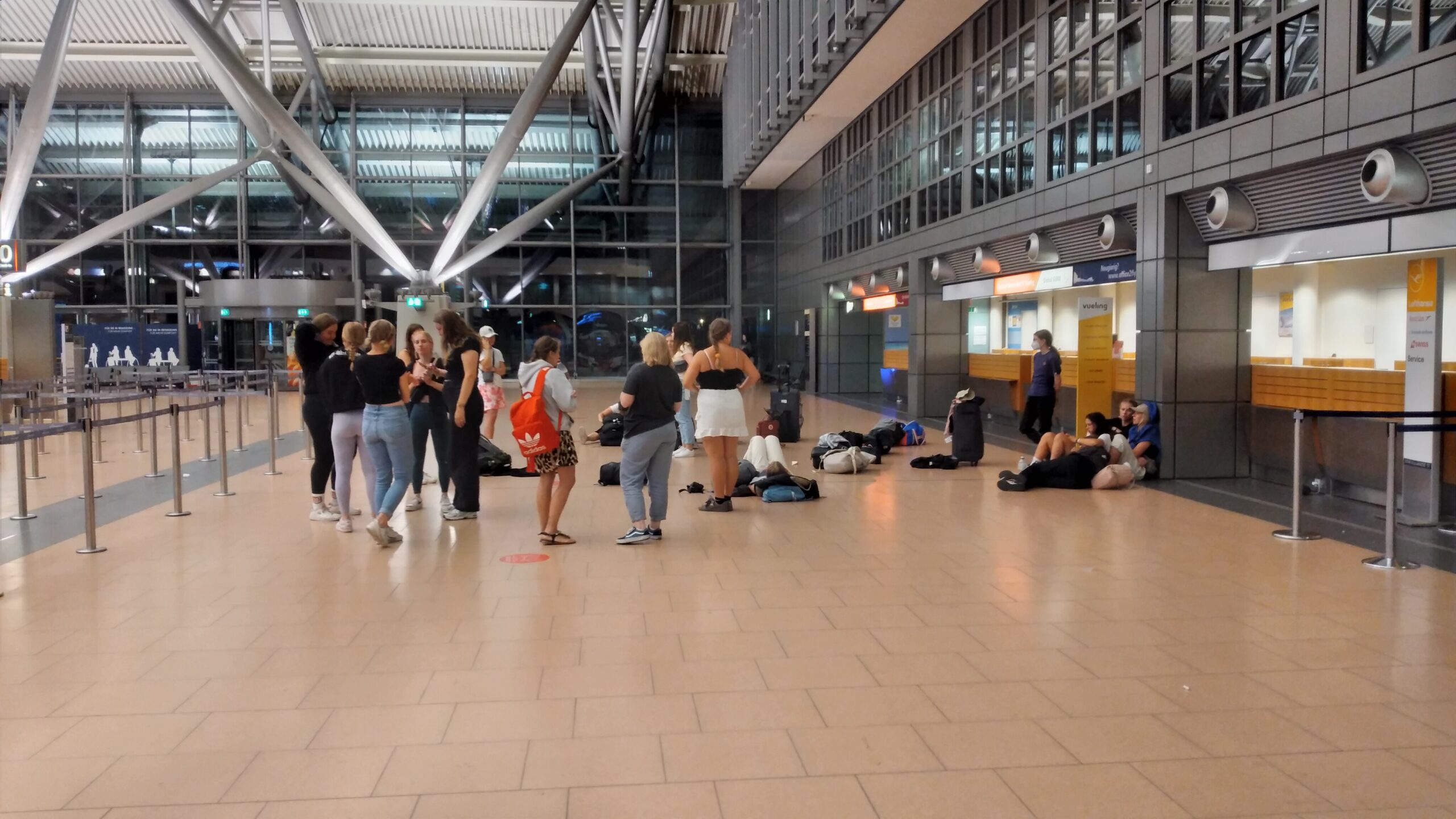 Gestrandet: Die Damenmannschaft vom MTV Dänischenhagen nachts am Hamburger Flughafen.