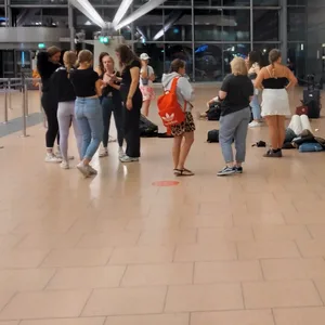 Gestrandet: Die Damenmannschaft vom MTV Dänischenhagen nachts am Hamburger Flughafen.