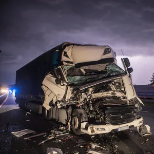 Großes Glück: Aus diesem Laster stieg der Fahrer unverletzt.