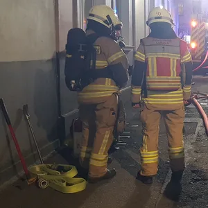 Die Feuerwehr Lübeck hatte große Mühe, mit ihren Gerätschaften in die schmale Altstadtstraße zu kommen.