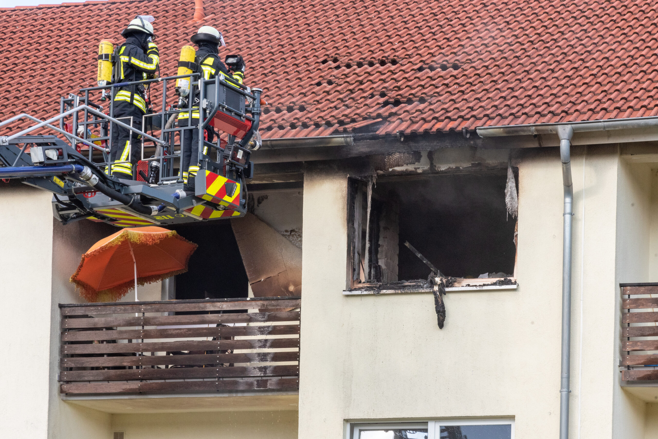Ein 54-jähriger Mann erlitt bei einem Wohnungsbrand in Buchholz eine schwere Rauchvergiftung.