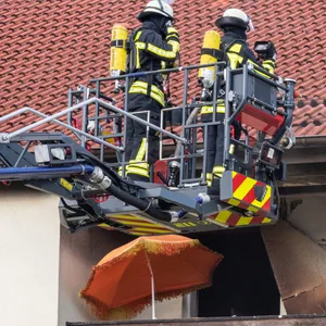 Ein 54-jähriger Mann erlitt bei einem Wohnungsbrand in Buchholz eine schwere Rauchvergiftung.