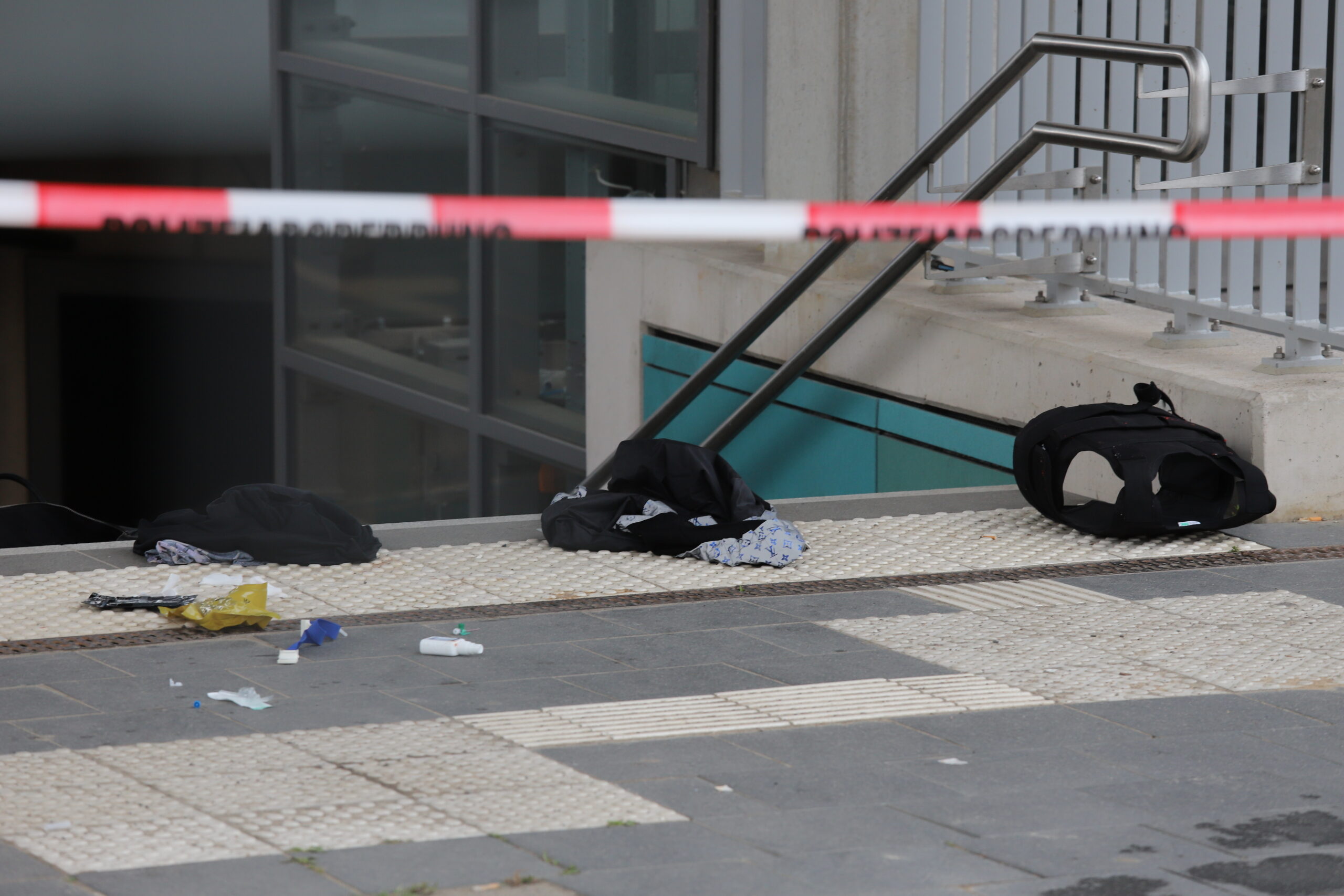 Ein 19-jähriger Hamburger ist am Pinneberger Bahnhof schwer verletzt worden. Der mutmaßlich Täter wurde nun gefasst.