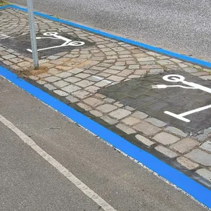 Einsam und verlassen: Der E-Scooter-Parkplatz in der Barnerstraße.