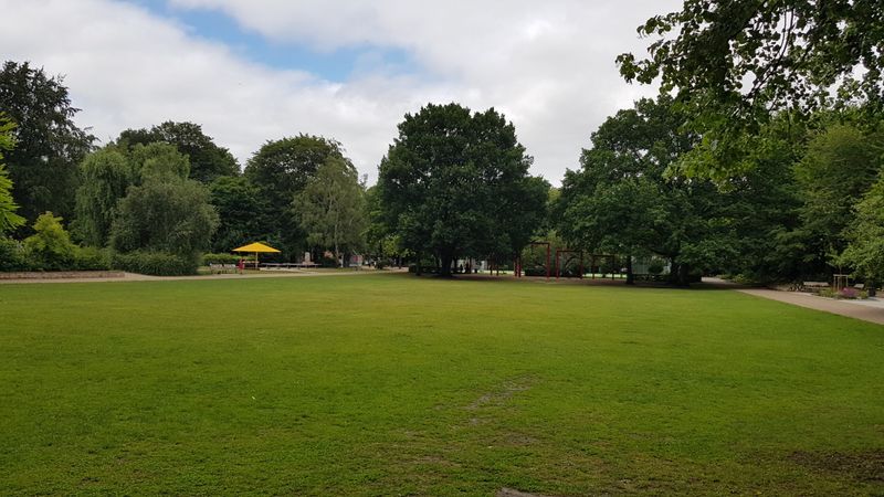 Die große Grünfläche prägt weiterhin den Park.
