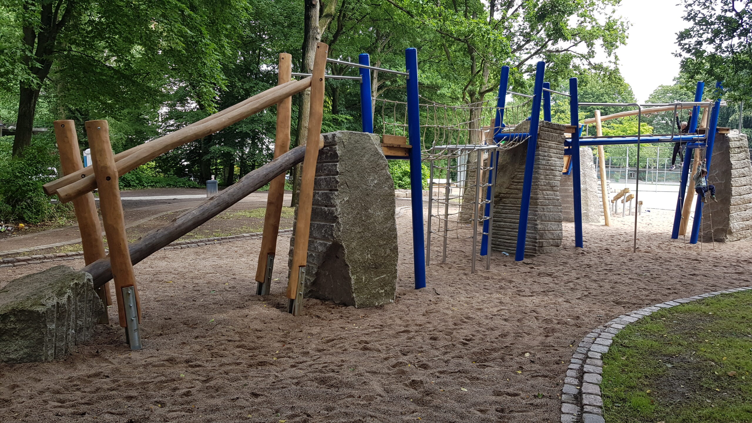 Die Sanierungsarbeiten am Fischers Park in Altona sind fertig. Der Spielplatz wurde erneuert und auch ein neuer Kletterbereich für ältere Kinder geschaffen.