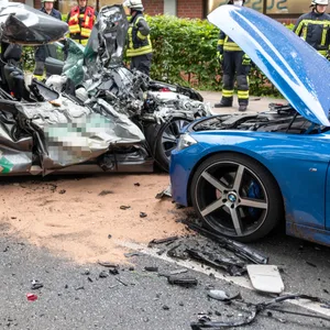 Ein Autofahrer ist am Donnerstagabend ungebremst gegen und über vier Autos gefahren.
