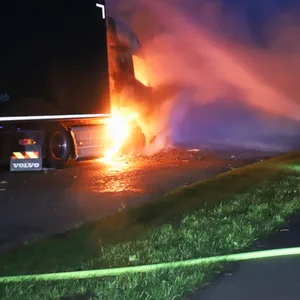 Im Norden: Lkw geht auf Parkplatz in Flammen auf – hoher Sachschaden