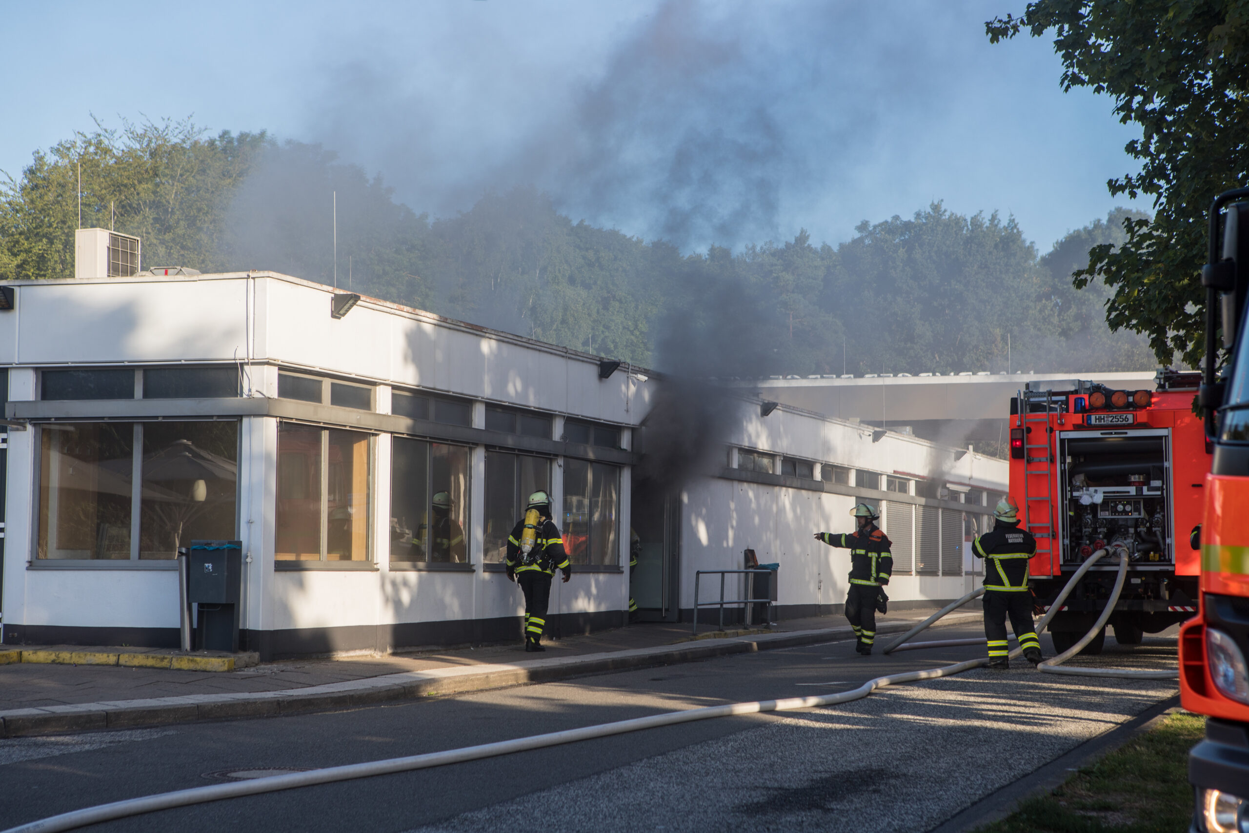 Dunkler Rauch zieht aus dem Gebäude. Die Feuerwehr war mit 36 Kräften vor Ort.