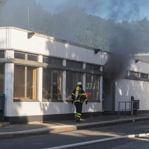 Dunkler Rauch zieht aus dem Gebäude. Die Feuerwehr war mit 36 Kräften vor Ort.