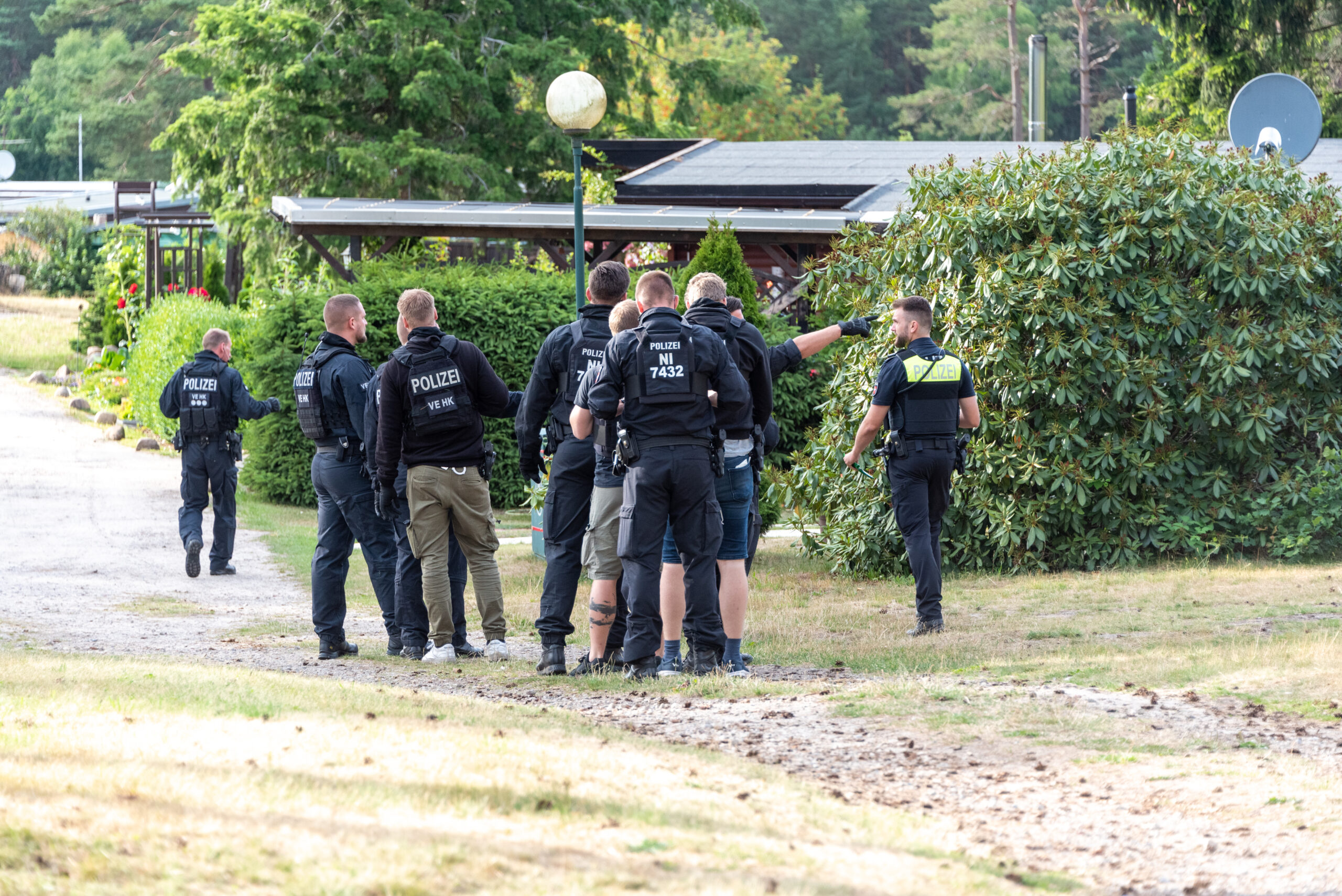 Polizisten durchsuchen einen Campingplatz bei Soltau. Bis hierhin führte der Hund die Beamten.