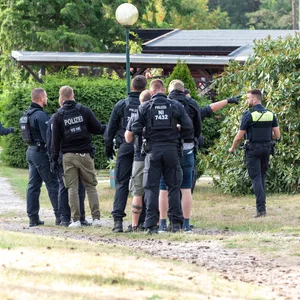 Polizisten durchsuchen einen Campingplatz bei Soltau. Bis hierhin führte der Hund die Beamten.