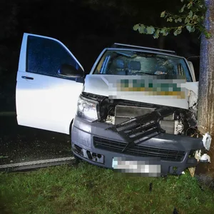 Der Transporter wurde später abgeschleppt. Der Fahrer kam ins Krankenhaus.