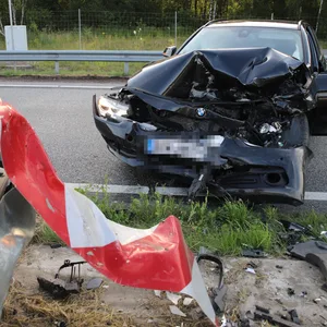 Unfall auf der A7. BMW rast in Leitplanke.