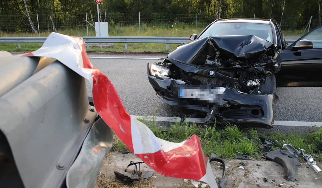 Unfall auf der A7. BMW rast in Leitplanke.