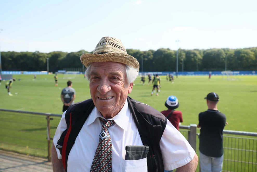 Der 81-jährige Italiener Guido Passera steht auch bei der Hitze beim HSV-Training am Spielfeldrand.