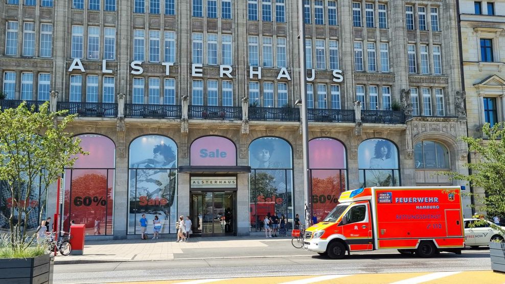 Rettungswagen vorm Alsterhaus