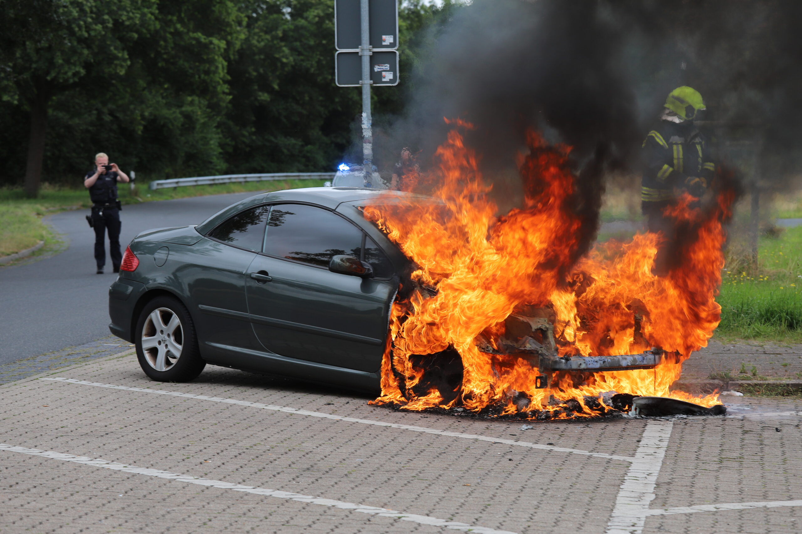 Das Auto stand innerhalb weniger Sekunden plötzlich in Flammen.