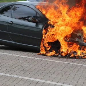 Das Auto stand innerhalb weniger Sekunden plötzlich in Flammen.
