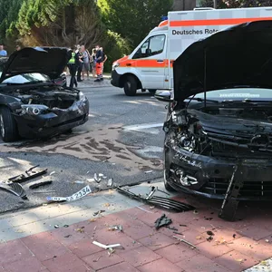 Bei dem Frontalzusammenstoß wurden am Sonntagabend fünf Menschen leicht verletzt.