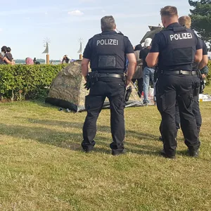 Travemünde: Mehrere Polizeibeamte mussten anrücken, um den Streit zu schlichten.
