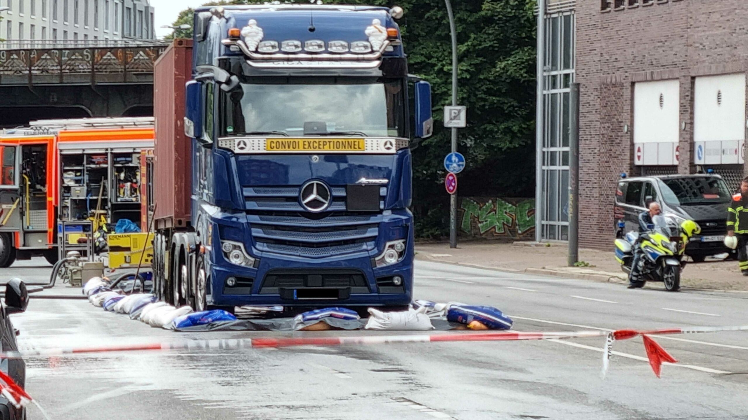 Aus diesem Lkw ist Glycerin ausgelaufen – und hat die Holstenstraße verunreinigt.