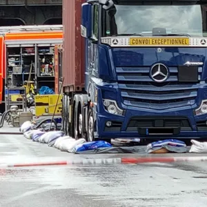 Aus diesem Lkw ist Glycerin ausgelaufen – und hat die Holstenstraße verunreinigt.