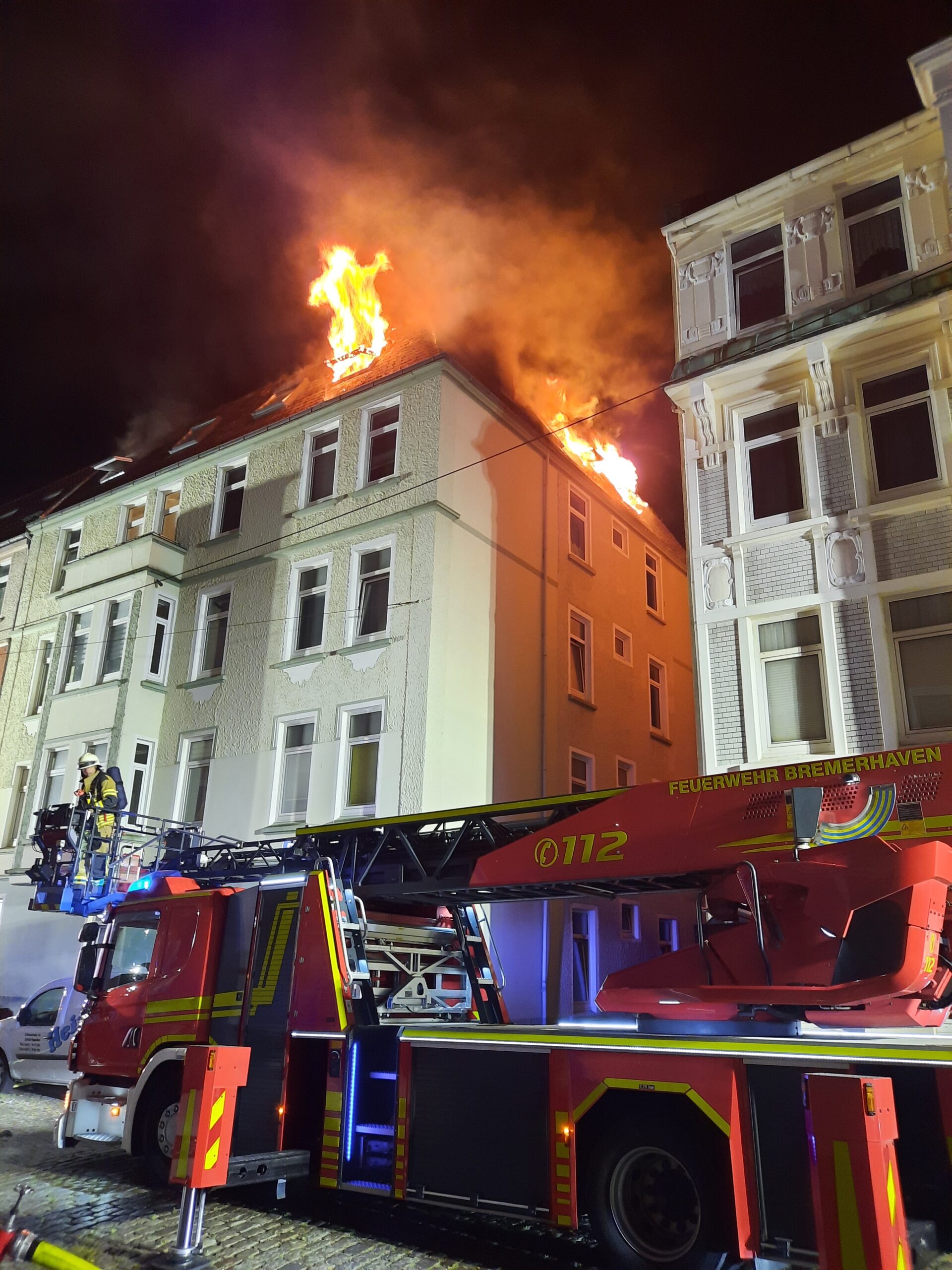 Das Dachgeschoss des Wohnhauses steht komplett in Flammen.