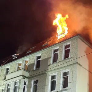 Das Dachgeschoss des Wohnhauses steht komplett in Flammen.