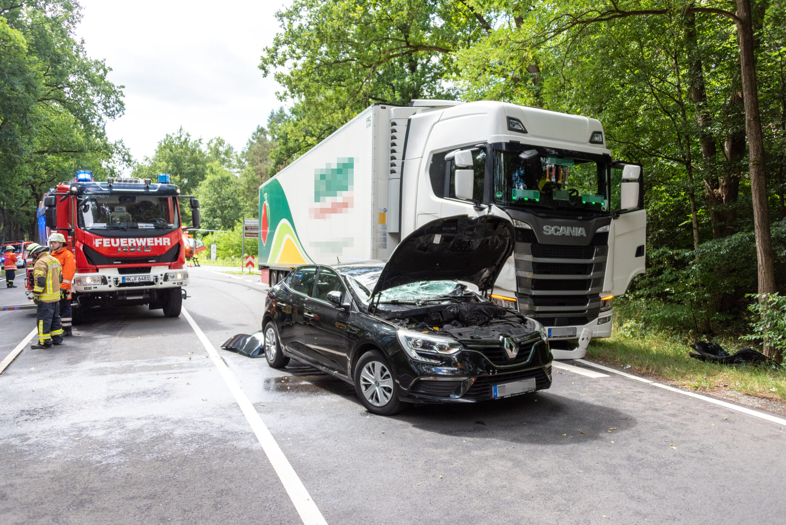 Der am Unfall beteiligte Renault. Zwei Menschen wurden bei dem Unfall verletzt.