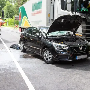 Der am Unfall beteiligte Renault. Zwei Menschen wurden bei dem Unfall verletzt.