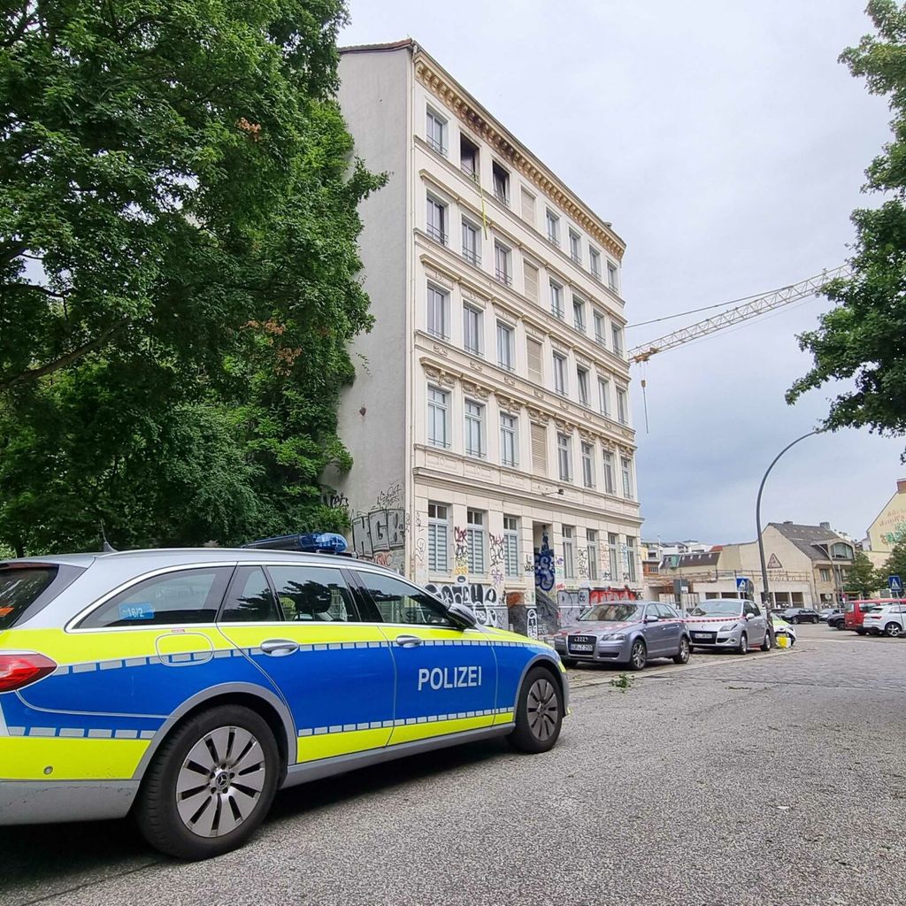 Ein Streifenwagen der Hamburger Polizei am Brandort in Hamburg-Sternschanze.