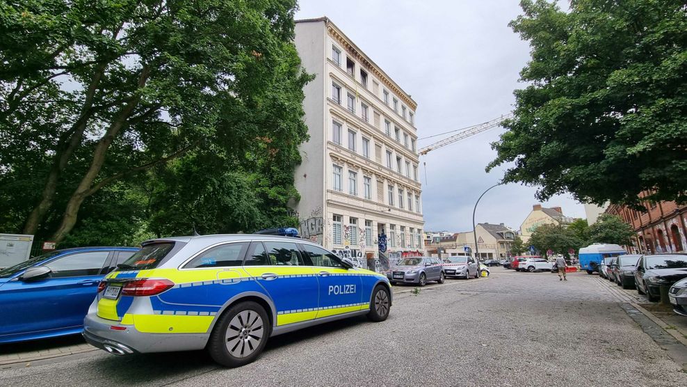 Ein Streifenwagen der Hamburger Polizei am Brandort in Hamburg-Sternschanze.