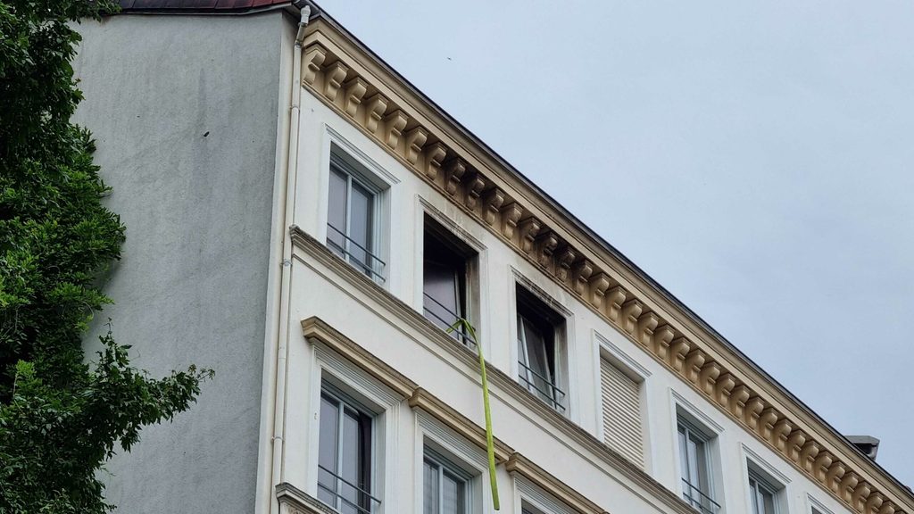 Zwei Häuser sind durch das Feuer unbewohnbar.