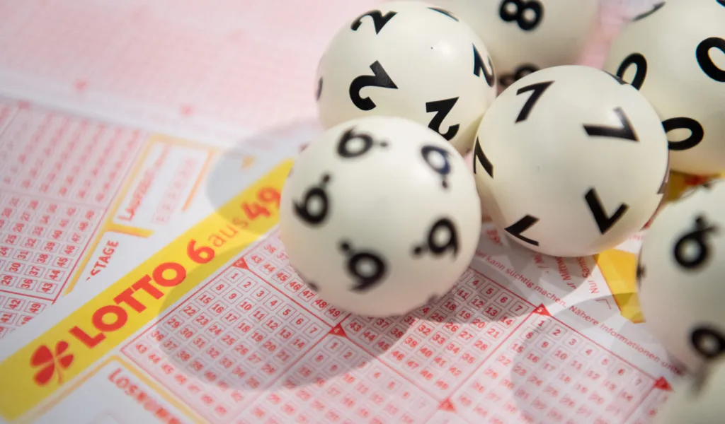 Lottoschein und Bälle