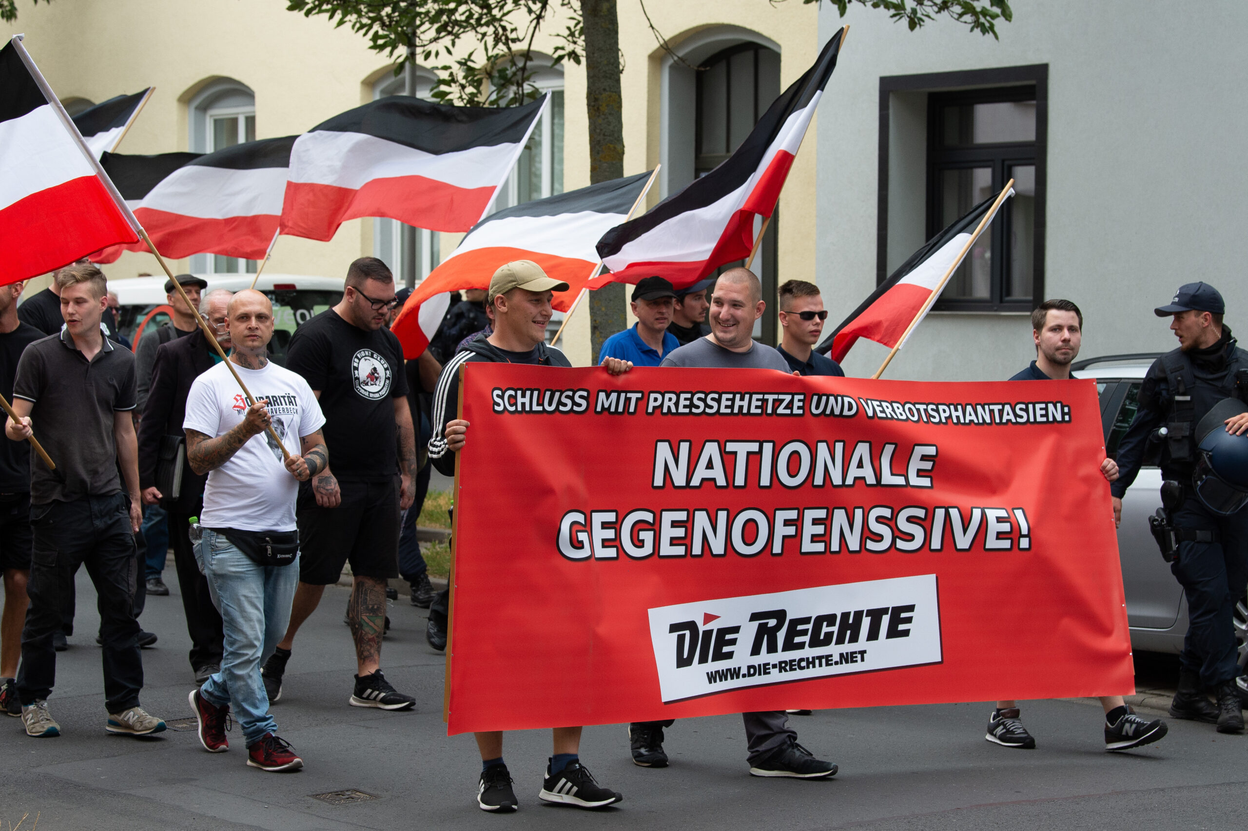 So könnte es an diesem Wochenende auch auf Sylt aussehen: Mitglieder der Partei „Die Rechte“ auf einer Demonstration 2019 in Kassel. (Archivbild)