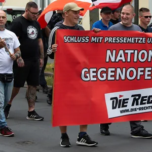 So könnte es an diesem Wochenende auch auf Sylt aussehen: Mitglieder der Partei „Die Rechte“ auf einer Demonstration 2019 in Kassel. (Archivbild)