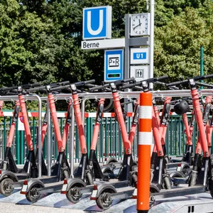 An einigen Hochbahn-Haltestellen, wie hier in Berne, stehen vermehrt E-Scooter des Anbieters „Voi“ zur Verfügung.
