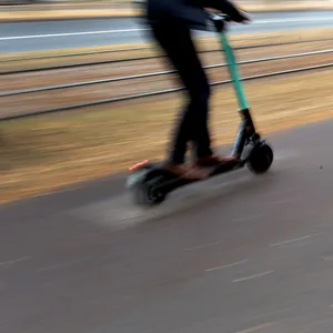 Bei Verkehrskontrollen in Hamburg fielen besonders E-Scooter-Fahrer negativ auf (Symbolbild).