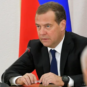 Dmitri Medwedew spricht in ein Mikrofon