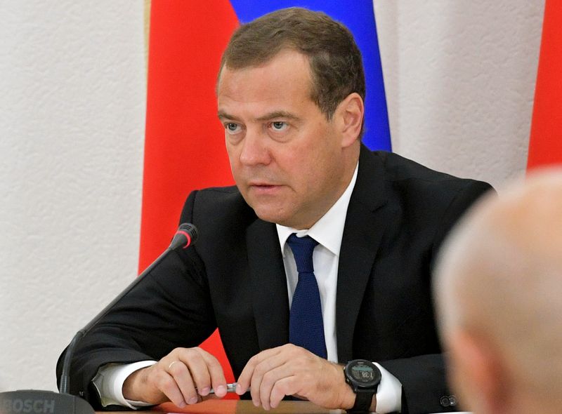 Dmitry Medvedev spreekt in een microfoon