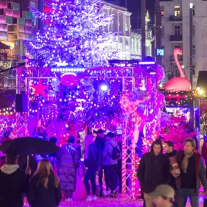 Archivbild: Besucher gehen über den Santa Pauli Weihnachtsmarkt auf dem Spielbudenplatz.