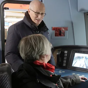 Bürgermeister Peter Tschentscher (SPD) in einer U-Bahn.