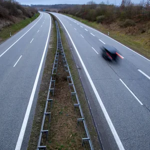 Streckenabschnitt der A20 mit einem fahrenden Auto.