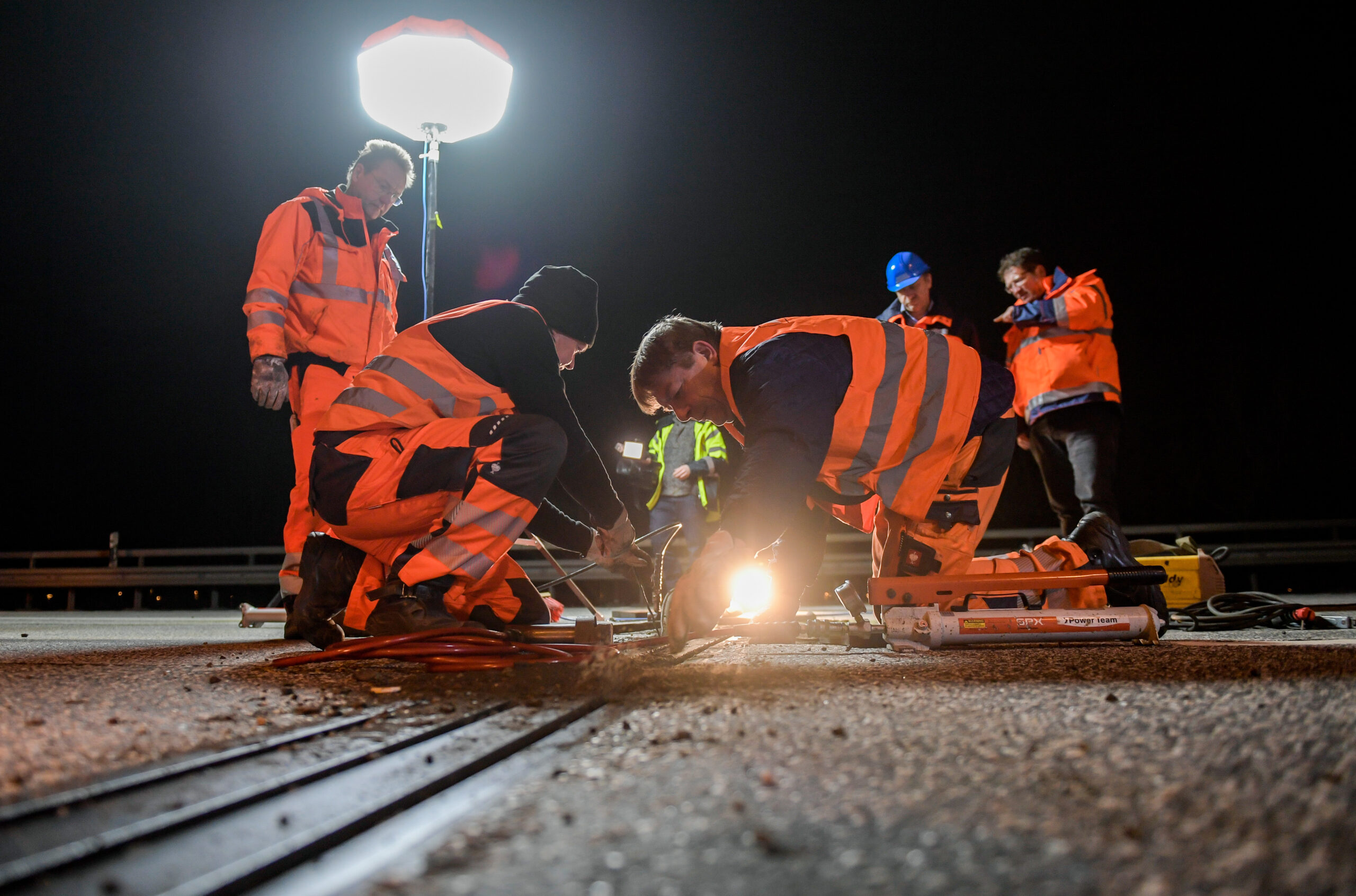 Bauarbeiter reparieren nachts die A7