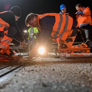 Bauarbeiter reparieren nachts die A7
